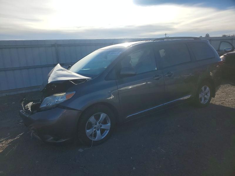 2017 Toyota Sienna thumbnail 6